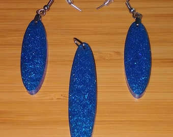 Glitzernde ovale Ohrringe und Anhänger aus blauem Kunstharz