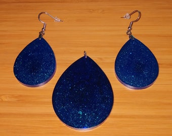 Tropfenförmige Ohrringe und Anhänger aus glitzerndem blauem Kunstharz