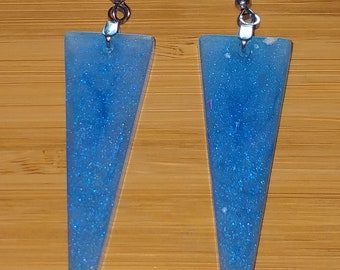 Dreieckige glitzernde blaue Harzohrringe