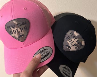 Gorra de camionero con visera plana Play Some Dolph y parche de cuero