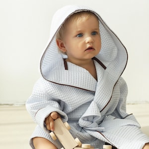 Peignoir gaufré pour enfants Peignoir enfant Peignoir avec détails contrastants Peignoir à capuche bleu Peignoir pour tout-petit Everyday by Roberta image 1