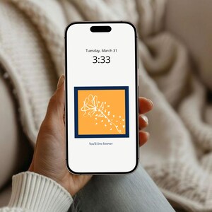 Puede incluir: Una pantalla de smartphone muestra la hora 3:33 y la fecha martes 31 de marzo. La pantalla de bloqueo presenta un diseño floral en un marco azul marino sobre un fondo naranja, con el texto "You'll live forever".