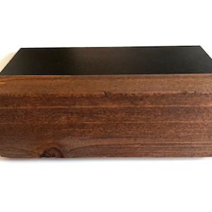 K&ouml;nnte beinhalten: Ein kleines schwarzes Schiefertafel mit einem Holzrahmen. Der Rahmen ist dunkelbraun und hat eine nat&uuml;rliche Holzmaserung.