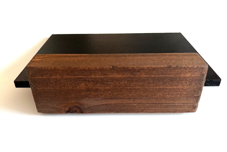 K&ouml;nnte beinhalten: Ein kleines schwarzes Schiefertafel mit einem Holzrahmen. Der Rahmen ist dunkelbraun und hat eine nat&uuml;rliche Holzmaserung.