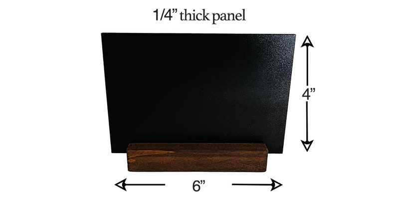 K&ouml;nnte beinhalten: Schwarzes Schild aus Schiefer mit einem Holzst&auml;nder. Das Schild ist 10 cm hoch und 15 cm breit. Das Schild ist 0,6 cm dick.
