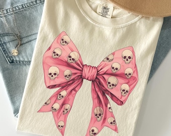 Camiseta de Halloween de Coquette, camisetas de calavera con lazo rosa de Coquette, camiseta con lazo de Halloween, camiseta rosa de Coquette para Halloween, camisetas rosas con vibraciones espeluznantes