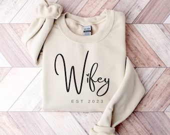 Personalisieren Sie Wifey Sweatshirt, Verlobung Sweatshirt, Braut Rundhalsausschnitt, neue Frau Sweatshirt, Geschenk für Braut, Brautgeschenk, Flitterwochen Sweatshirt