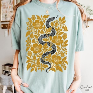 Retro-T-Shirt mit Schlangen- und Blumenmuster, botanisches Vintage-T-Shirt, Comfort Colors T-Shirt, Boho Cottagecore Bay
