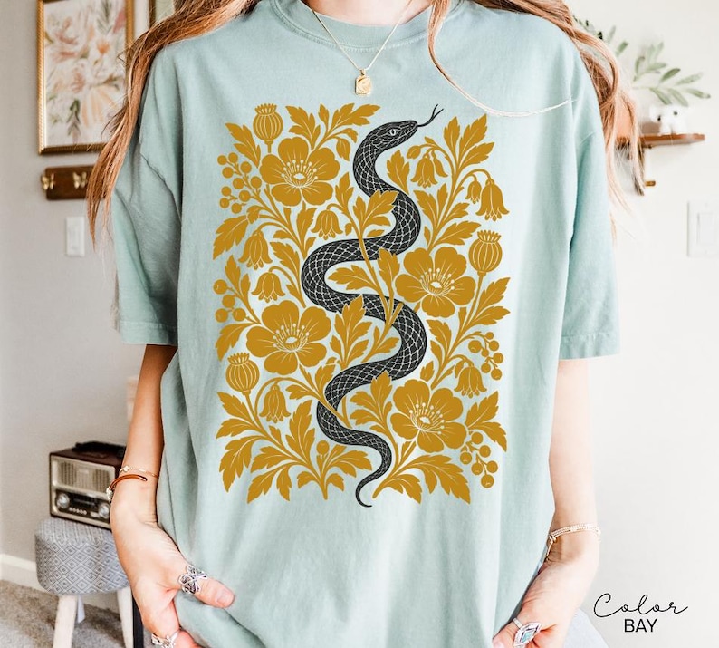 Retro-T-Shirt mit Schlangen- und Blumenmuster, botanisches Vintage-T-Shirt, Comfort Colors T-Shirt, Boho Cottagecore Bay