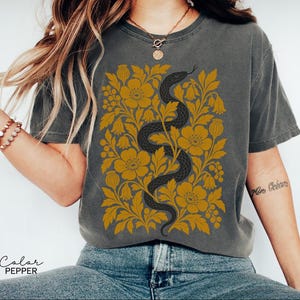 Retro-T-Shirt mit Schlangen- und Blumenmuster, botanisches Vintage-T-Shirt, Comfort Colors T-Shirt, Boho Cottagecore Pepper