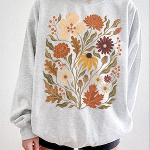 Sudadera floral otoñal, jersey vintage botánico de cuello redondo, jersey otoñal en tonos tierra, ropa rústica para amantes de la jardinería. Ash