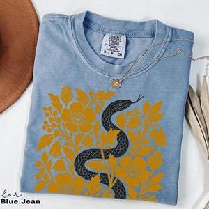 Retro-T-Shirt mit Schlangen- und Blumenmuster, botanisches Vintage-T-Shirt, Comfort Colors T-Shirt, Boho Cottagecore Blue Jean