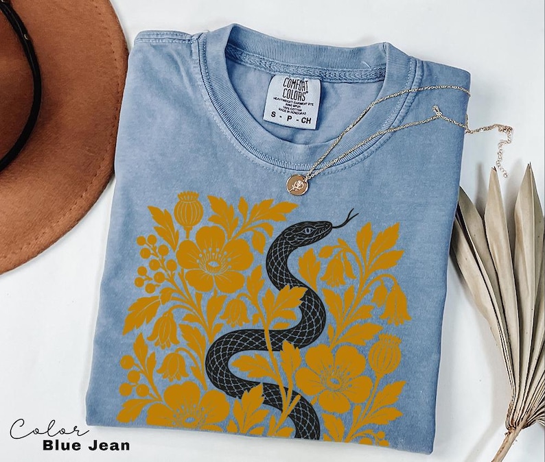 Retro-T-Shirt mit Schlangen- und Blumenmuster, botanisches Vintage-T-Shirt, Comfort Colors T-Shirt, Boho Cottagecore Blue Jean