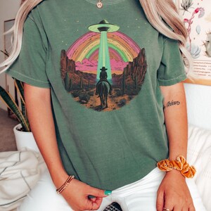 Raum Cowgirl-T-Stück Kosmisches Cowgirl-Hemd Raum Cowgirl-Outfit Cowgirl westliche Grafik-T-Stück Land-Mädchen-Hemd, Cowgirl-Hemd, Geschenk für sie Bild 8
