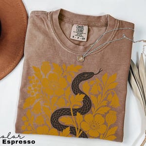 Retro-T-Shirt mit Schlangen- und Blumenmuster, botanisches Vintage-T-Shirt, Comfort Colors T-Shirt, Boho Cottagecore Espresso