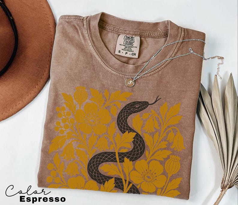 Retro-T-Shirt mit Schlangen- und Blumenmuster, botanisches Vintage-T-Shirt, Comfort Colors T-Shirt, Boho Cottagecore Espresso
