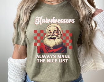 Op de afbeelding: Een groen T-shirt met een retro-illustratie van de kerstman en de tekst "Hairdressers Always Make The Nice List".