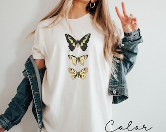 Camiseta con mariposas de estilo cottagecore, camiseta con estética de polillas, camiseta para amantes de la naturaleza, forestcore, camiseta con colores cómodos, regalo para ella, camiseta de primavera con polillas