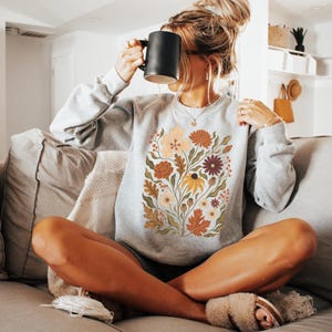 Sudadera floral otoñal, jersey vintage botánico de cuello redondo, jersey otoñal en tonos tierra, ropa rústica para amantes de la jardinería. imagen 8