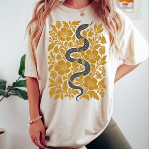 Retro-T-Shirt mit Schlangen- und Blumenmuster, botanisches Vintage-T-Shirt, Comfort Colors T-Shirt, Boho Cottagecore Bild 3