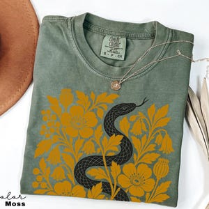 Retro-T-Shirt mit Schlangen- und Blumenmuster, botanisches Vintage-T-Shirt, Comfort Colors T-Shirt, Boho Cottagecore Moss