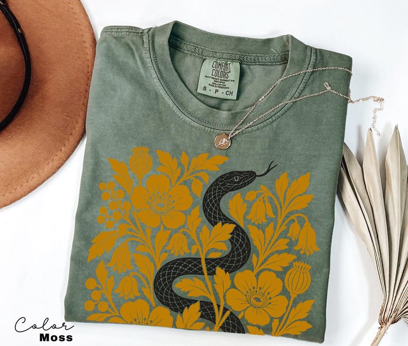 Retro-T-Shirt mit Schlangen- und Blumenmuster, botanisches Vintage-T-Shirt, Comfort Colors T-Shirt, Boho Cottagecore Moss