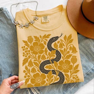 Retro-T-Shirt mit Schlangen- und Blumenmuster, botanisches Vintage-T-Shirt, Comfort Colors T-Shirt, Boho Cottagecore Butter
