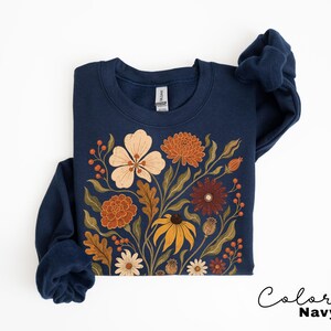 Sudadera floral otoñal, jersey vintage botánico de cuello redondo, jersey otoñal en tonos tierra, ropa rústica para amantes de la jardinería. Navy