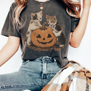 chemise d'Halloween chat vintage des années 90, chemise Halloween rétro, t-shirt de la saison fantasmagorique, chemise citrouille, chemise pour amoureux des chats, chemise chat noir, saison effrayante