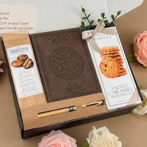 Puede incluir: Una caja de regalo que contiene un diario marr&oacute;n con relieve, un bol&iacute;grafo dorado, una bolsa de caf&eacute; 100% Ar&aacute;bica de Coffee City Co. y una caja de galletas de mantequilla con caramelo salado de Rustic Bakery. Incluye el texto GIFTBOX-031.