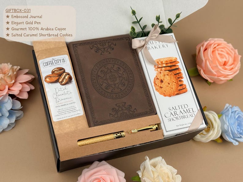 Puede incluir: Una caja de regalo que contiene un diario marr&oacute;n con relieve, un bol&iacute;grafo dorado, una bolsa de caf&eacute; 100% Ar&aacute;bica de Coffee City Co. y una caja de galletas de mantequilla con caramelo salado de Rustic Bakery. Incluye el texto GIFTBOX-031.