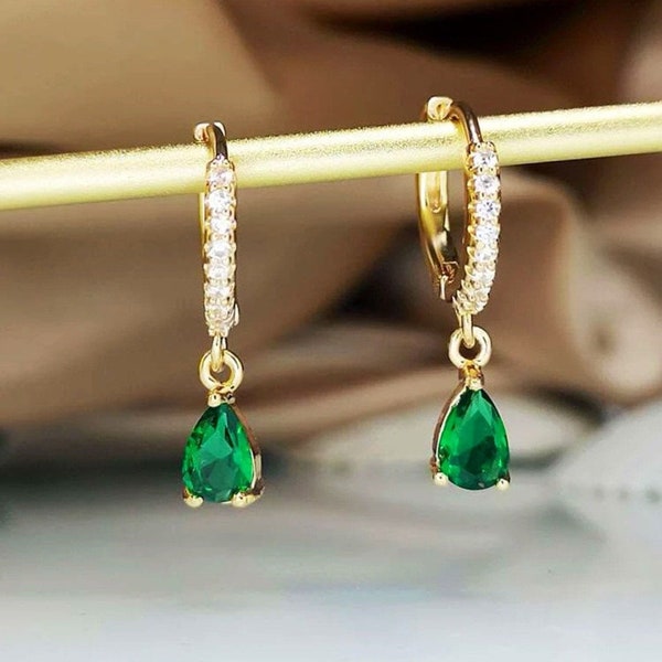 Orecchini a cerchio verde smeraldo placcati in oro 18 carati con zirconi pendenti - Design della pietra portafortuna di maggio - Regalo ideale per il compleanno delle donne