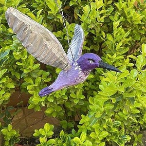Colibrí de madera tallado a mano