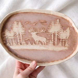 Juego de platos de cerámica hechos a mano, platos para servir con ciervos del bosque, platos de cerámica rústica con motivos de bosques, juego de bandejas de cerámica con forma orgánica,