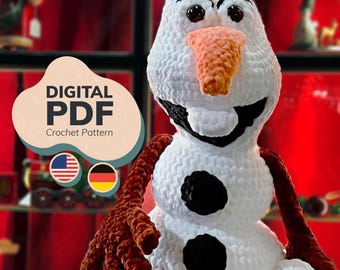 Könnte beinhalten: Ein gehäkelter Schneemann mit einer Karottennase, schwarzen Kohleaugen und einer haarbüschelartigen Frisur. Der Schneemann hat schwarze kreisförmige Knöpfe und astartige Arme. Das Bild enthält den Text "DIGITAL PDF Crochet Pattern" mit der amerikanischen und deutschen Flagge.