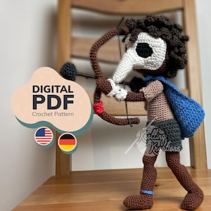 Pode incluir: Uma boneca de crochê com máscara de médico da peste branca, cabelo castanho escuro e um arco marrom com um detalhe vermelho. A figura veste um top bege, shorts cinza escuro e uma capa azul, e segura uma flecha preta. Texto: DIGITAL PDF Crochet Pattern.