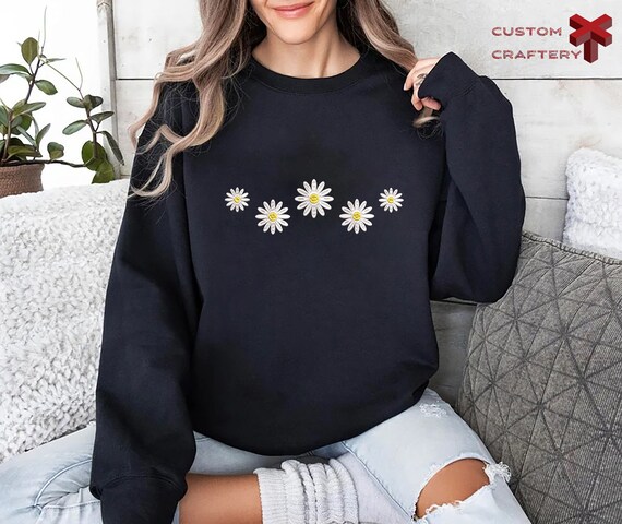 Embroidered Floral Daisy Sweatshirt, Cute Daises Embroidery Sweater,Daisy Lover Gift,Daisy Flowers Shirt,Flower Lady Gift,Floral Women Shirt