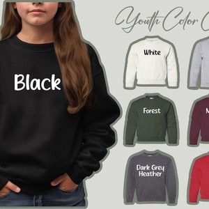 K&ouml;nnte beinhalten: Ein schwarzes Jugend-Sweatshirt mit dem Wort "Black" in wei&szlig;er Schrift. Das Bild zeigt auch eine Jugend-Farbtabelle mit Sweatshirts in Wei&szlig;, Sportgrau, Waldgr&uuml;n, Bordeauxrot, Dunkelgrau-Melange und Rot.