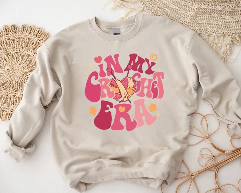 Sudadera "In My Crochet Era", jersey de cuello redondo para mamá artesana, suéter para amantes del crochet, amante de las manualidades, suéter divertido de crochet, camiseta para mamá artesana