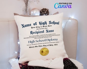 Puede incluir: Una almohada blanca con un diseño de diploma de escuela secundaria azul y blanco. El texto dice "Nombre de la escuela secundaria", "Tu ciudad y estado aquí", "Esto certifica que", "Nombre del destinatario", "HA COMPLETADO SATISFACTORIAMENTE EL CURSO DE ESTUDIO PRESCRITO POR LA JUNTA DE EDUCACIÓN PARA EL DEPARTAMENTO DE LA ESCUELA SECUNDARIA Y POR LO TANTO TIENE DERECHO A ESTE", "Diploma de escuela secundaria", "CON TODOS LOS DERECHOS, HONORES Y PRIVILEGIOS QUE CORRESPONDEN", "Otorgado en este día de julio de 2024".