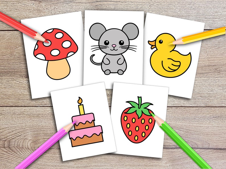 Puede incluir: Cinco p&aacute;ginas para colorear con dibujos simples de un hongo, un rat&oacute;n, un pato de goma, un pastel de cumplea&ntilde;os y una fresa. Cada p&aacute;gina tiene un espacio en blanco para colorear.