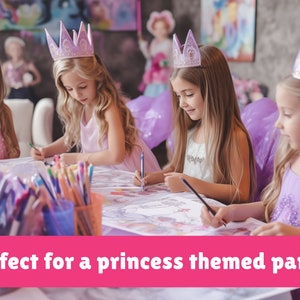 Puede incluir: Cuatro ni&ntilde;as con coronas de princesa est&aacute;n sentadas en una mesa dibujando con l&aacute;pices de colores. La mesa est&aacute; cubierta con un mantel morado y hay varios recipientes de l&aacute;pices de colores sobre la mesa.