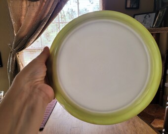 Pyrex pie plate - Lime green milk glass