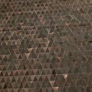 K&ouml;nnte beinhalten: Eine Nahaufnahme eines braunen und schwarzen Stoffes mit einem sich wiederholenden Dreiecksmuster. Der Stoff hat einen dezenten Glanz und eine strukturierte Oberfl&auml;che. Der Text "PatchWork 4" ist in der oberen linken Ecke des Bildes sichtbar.