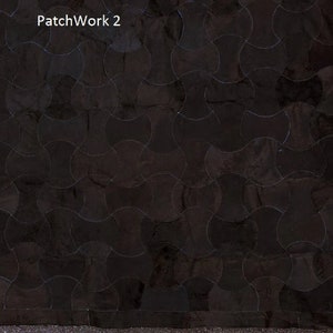 K&ouml;nnte beinhalten: Ein schwarz-wei&szlig;er Patchwork-Teppich mit geometrischem Muster. Der Teppich ist aus Leder und hat eine glatte, polierte Oberfl&auml;che. Der Teppich ist mit "PatchWork 2" beschriftet.