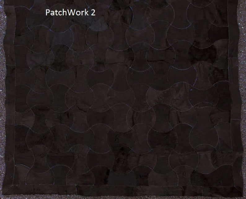 K&ouml;nnte beinhalten: Ein schwarz-wei&szlig;er Patchwork-Teppich mit geometrischem Muster. Der Teppich ist aus Leder und hat eine glatte, polierte Oberfl&auml;che. Der Teppich ist mit "PatchWork 2" beschriftet.