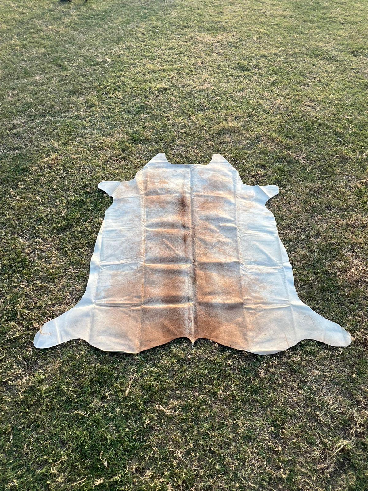 素晴らしい牛革ラグ ブラウンとホワイトの牛革ラグ 牛革ラグ 牛革