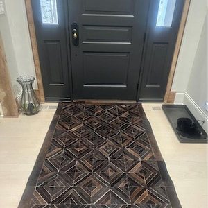 Handgefertigter Teppich aus Rindsleder Patchwork Tricolor Kuhhaut Handgenähter Premium Lederteppich Haar-auf | Schwarzer Patchwork Teppich aus Rindsleder