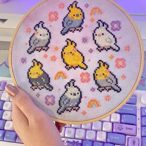 Korsstygnsmönster med groovy spring-cockatiel, sällskapsfåglar, pastell, blommor, hippie, lutino-cockatiel, grå, regnbåge, enkel PDF-nedladdningsbar bild 2