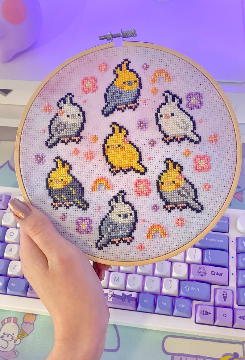 Korsstygnsmönster med groovy spring-cockatiel, sällskapsfåglar, pastell, blommor, hippie, lutino-cockatiel, grå, regnbåge, enkel PDF-nedladdningsbar bild 2
